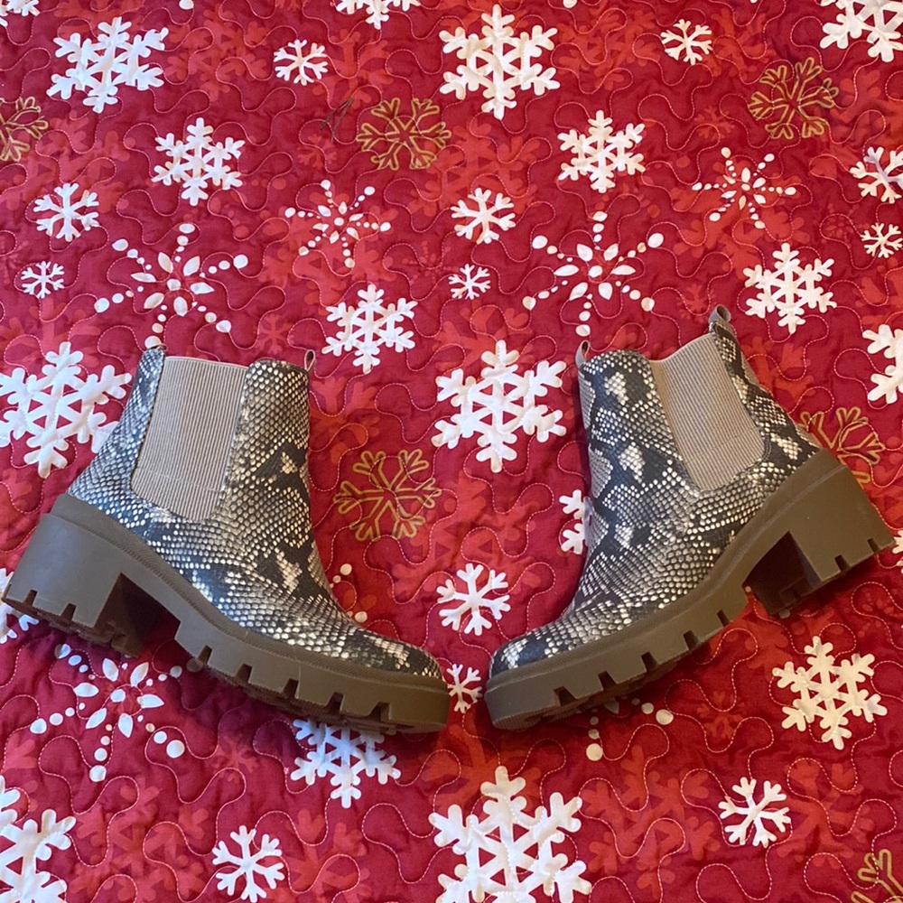 Adorable chunky snakeskin boots!
